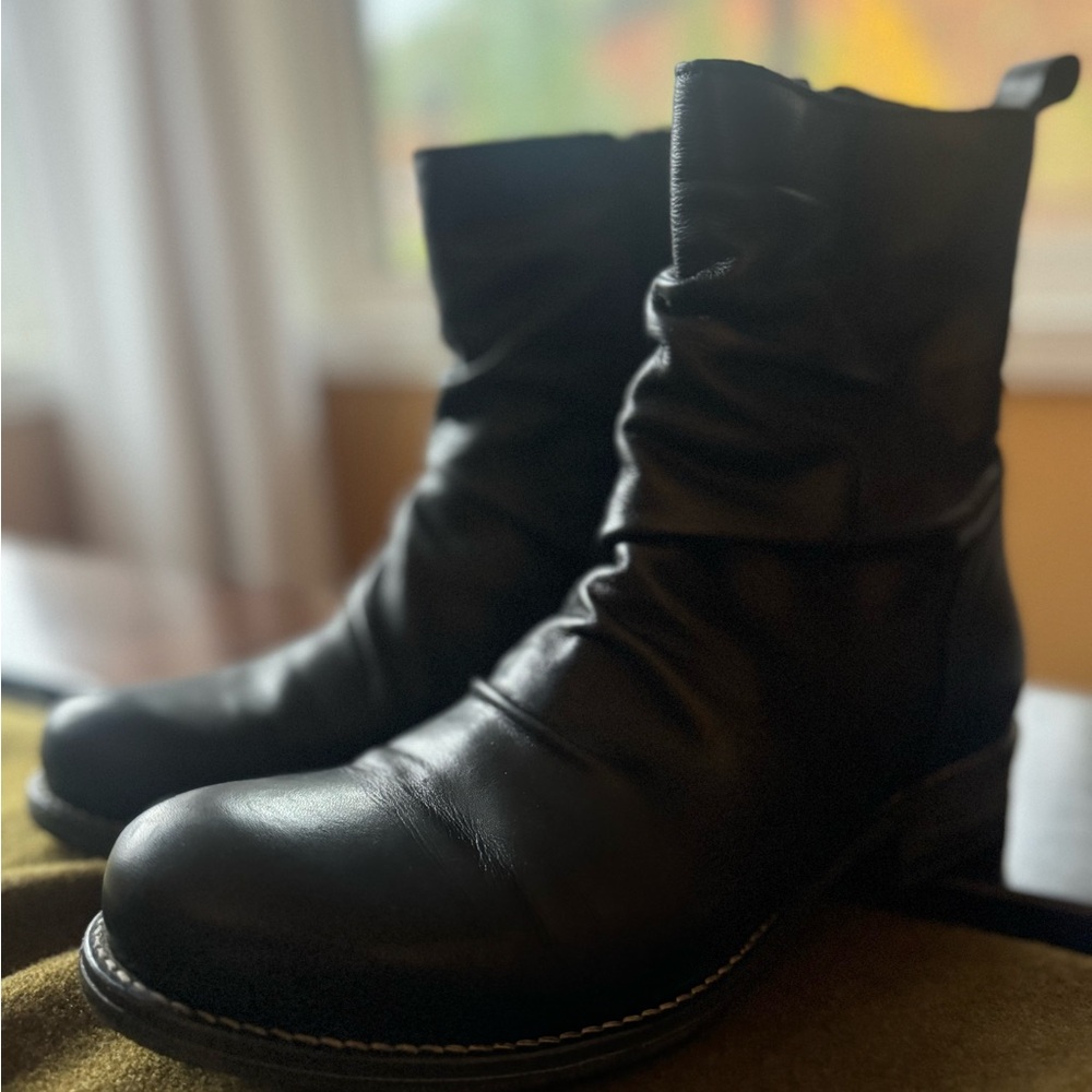 Sleek Black Ankle Boots with Rugged Sole